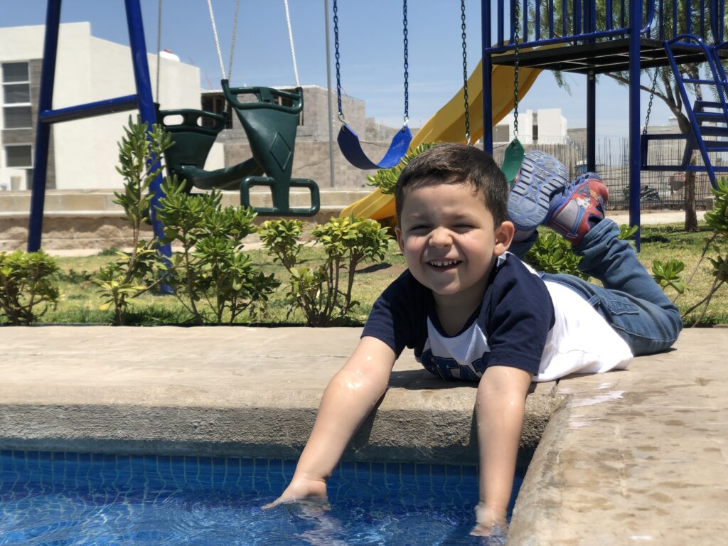 Alberca-Niño-RondaResidencial-DesarrolloInmobiliario-GrupoSoldi