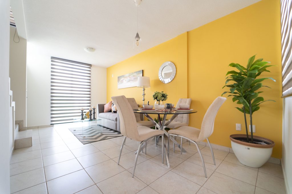 comedor y pasillo amplio