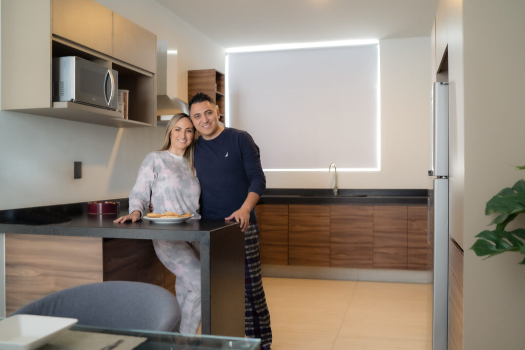 Familia conviviendo en casa club de Reserva San Matías, ambiente familiar.