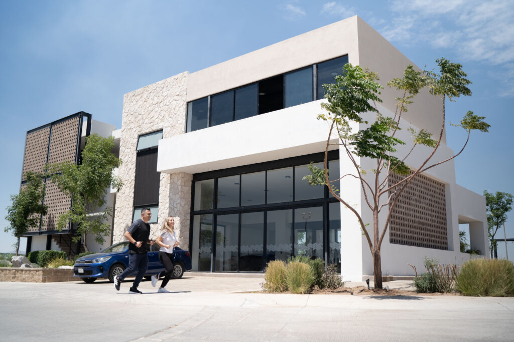 Diseño arquitectónico moderno en casa de Reserva San Matías, ideal para familias jóvenes.