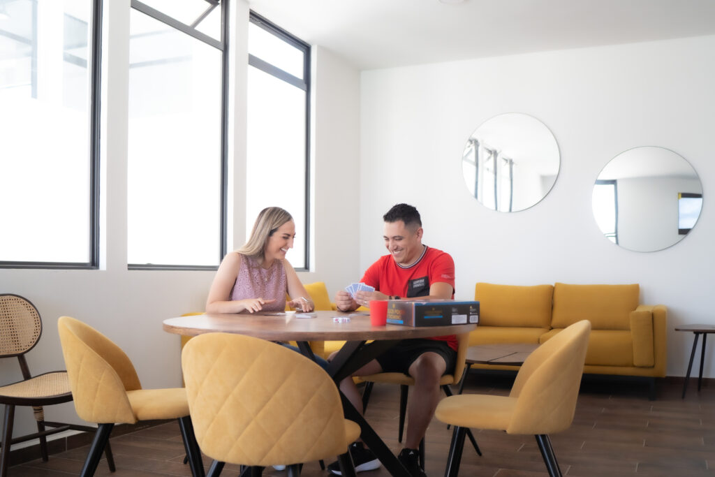 Familia jugando en salón inglés de la casa club de Reserva San Matías.