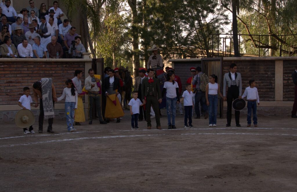 Niños de BIFAM con toreros en Festival Taurino Grupo Soldi a beneficio de BIFAM